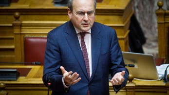 Χατζηδάκης: Μειώνουμε την ανεργία, αυξάνουμε τους μισθούς