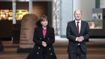 Πολεμικές αποζημιώσεις και κατοχικό δάνειο έθεσε στη συνάντηση με Σόλτς η Σακελλαροπούλου