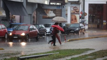 Σφοδρή νεροποντή σημειώθηκε στην Αττική – Χαλάζι στα Βόρεια Προάστια