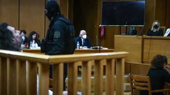Δίκη Χρυσής Αυγής: Τη βίαιη προσαγωγή της συντρόφου του Π. Φύσσα διέταξε το δικαστήριο