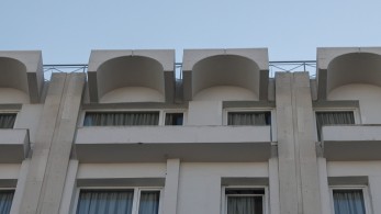 Μπαλκόνι ξενοδοχείου στη Συγγρού «κρέμεται» πάνω από τα κεφάλια ανθρώπων (Βίντεο)