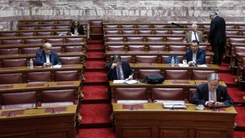 Σόου ΣΥΡΙΖΑ στη Βουλή: Παίζουν με τους θεσμούς που… επικαλούνται