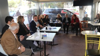 “Σαρωτικός” ο Τσίπρας και στους συνταξιούχους: Ούτε τα στελέχη του ΣΥΡΙΖΑ δεν “γέμισαν” το καφενείο