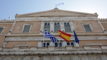 Βουλή και ΥΠΕΞ ύψωσαν την ισπανική σημαία