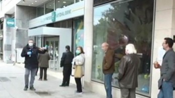 Ουρές έξω από τις τράπεζες από συνταξιούχους (vid)