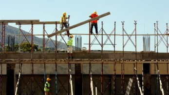 ΓΣΕΕ: Τα 800 ευρώ και στους εργατοτεχνίτες που απασχολούνται στο Δημόσιο