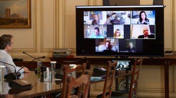 Τηλεδιάσκεψη με τους ευρωβουλευτές της ΝΔ είναι ο πρωθυπουργούς