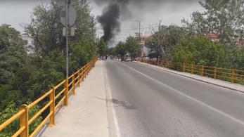 Ένταση στον οικισμό Νέας Σμύρνης Λάρισας – Αρνούνται να μεταφερθούν τα επιβεβαιωμένα κρούσματα