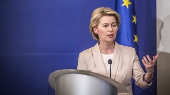 Φον Ντερ Λάιεν: Μην κλείνετε διακοπές για το καλοκαίρι!