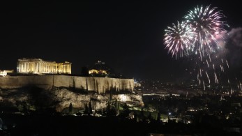 Η συγκινητική Ανάσταση των Ελλήνων στα μπαλκόνια (vid)