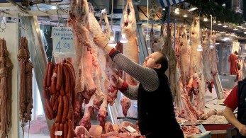 Πάσχα με κοτόπουλο και χοιρινό: Τέλος τα αμνοερίφια