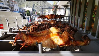 Πάσχα: Απείλησε αστυνομικούς για το αρνί και του πέρασαν χειροπέδες