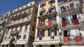 Κέρκυρα: Πιστοί στο έθιμο των μπότηδων και με κορωνοϊό (pics&vid)