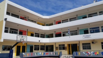 Αναπλάσεις σε προσόψεις και αυλές σχολείων από τον Δήμο Αθηναίων  (pics)