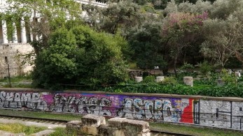 Αντιγκράφιτι επιχείρηση του δήμου Αθηναίων σε γραμμές ΗΣΑΠ – Πάρκο Θησείου