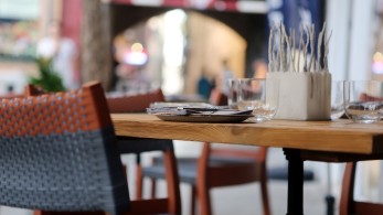 Τρεις λόγοι επιβάλλουν σήμερα το άνοιγμα των καφέ και εστιατορίων