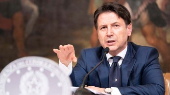 Γιατί ο Κόντε απειλεί ότι θα βγάλει την Ιταλία από την ΕΕ