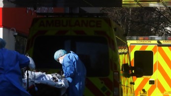 “Θερίζει” ο κορωνοϊός στη Βρετανία: 917 νεκροί σε μία μέρα