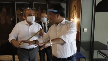 O Άδωνις έβαλε τη μάσκα του και πήρε το μέτρο του… (pics)