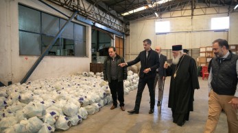 Πακέτα τροφίμων σε χιλιάδες οικογένειες από τον Δήμο Αθηναίων και την Αρχιεπισκοπή Αθηνών
