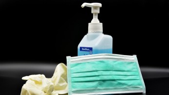 Με μάσκα και αποστάσεις η νέα καθημερινότητα