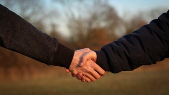 Ο κορωνοϊός τελειώνει τις χειραψίες