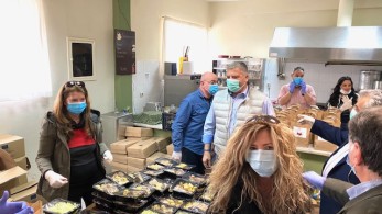 Με χρηματοδότηση του υπουργείου Εσωτερικών η Περιφέρεια Αττικής μοίρασε 53.000 γεύματα