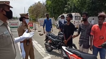 Ινδία: Απίστευτο βίντεο – Ο ακραίος τρόπος της αστυνομίας με τους αντάρτες του κορωνοϊού