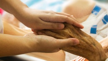 Μάθημα ζωής: Νίκησε τον καρκίνο και τώρα βοηθάει ασθενείς με κορωνοϊό