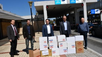 Υγειονομικό υλικό στους Εύζωνες διένειμε ο Καράογλου