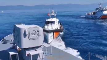 Εμπλοκή στο Αιγαίο: Τουρκικές ακταιωροί «έσπρωξαν» μετανάστες στην Ελλάδα (vid)