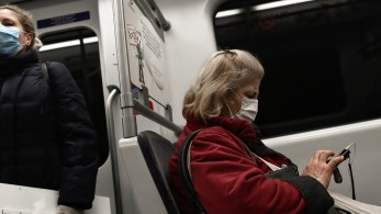 Πυκνώνουν τα δρομολόγια στα ΜΜΜ – Υποχρεωτική η χρήση μάσκας