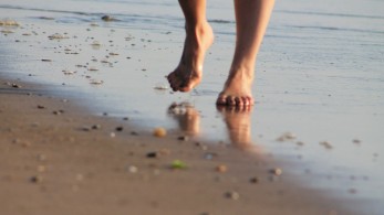 Επιστροφή στις παραλίες – Δεν επιβιώνει στην άμμο ο κορωνοϊός