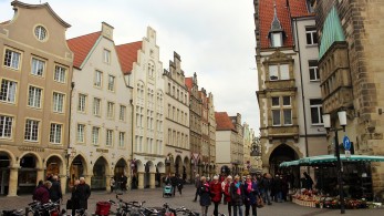 Κορωνοϊός: Πρεμιέρα χαλάρωσης των περιοριστικών μέτρων στην Ευρώπη