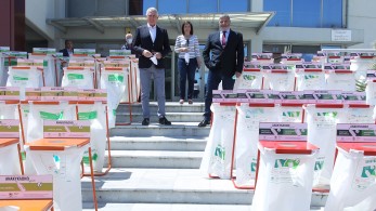 Παράδοση κάδων εσωτερικής ανακύκλωσης από τον Περιφερειάρχη Αττικής σε Περιστέρι και Ίλιον