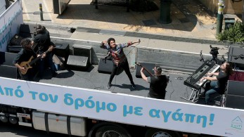 Συναυλία της Πρωτοψάλτη στους δρόμους της Αθήνας πάνω σε… καρότσα (pic)