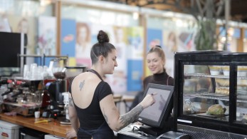 Νέα ΚΥΑ για τη στήριξη των εργαζομένων και επιχειρήσεων