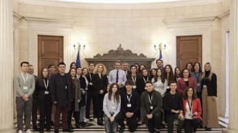 Μητσοτάκης με μαθητές για το Junior Achievement Greece: «Υποχρέωσή μας να σας προικίσουμε με δεξιότητες»