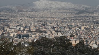 Εντυπωσιακές εικόνες και βίντεο με την Αθήνα “ντυμένη” στα λευκά