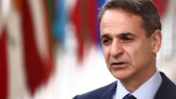 Συγκινημένος ο Μητσοτάκης αποχαιρέτησε τον Μανούσο Βολουδάκη με Καζαντζάκη