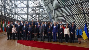 Ικανοποίηση στην κυβέρνηση από τις αποφάσεις της ΕΕ για το μεταναστευτικό: Υιοθετεί βασικές ελληνικές θέσεις