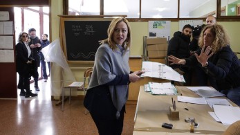 Θρίαμβος κεντροδεξιάς και Μελόνι στις εκλογές περιφερειών – Μακρόν και Σολτς συζητούν για την ΕΕ