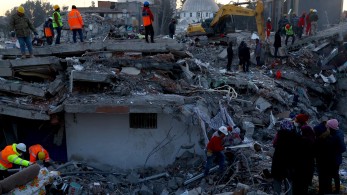 Τουρκία: Μια γυναίκα και ένα παιδί βγήκαν ζωντανοί από τα ερείπια