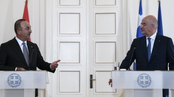 Συλληπητήρια Δένδια σε Τσαβούσογλου για τα θύματα του φονικού σεισμού