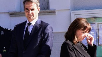 Κηδεία Υποσμηναγού Τουρουτσίκα: Δάκρυσαν Σακελλαροπούλου και Μητσοτάκης – Σπαρακτικός ο επικήδειος της μητέρας