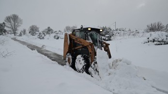 Μήνυμα του 112 στο Βόλο για ακραία καιρικά φαινόμενα – Υδροφόρες κάνουν ρίψεις θαλασσινού νερού