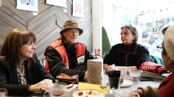 Με άστεγους πωλητές του περιοδικού «Σχεδία» συναντήθηκε η Σακελλαροπούλου