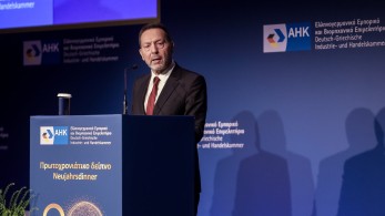Στουρνάρας: Η ελληνική οικονομία βρίσκεται πλέον σε θετική, αν και δύσκολη, πορεία