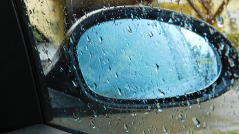 Πώς να απομακρύνετε χωρίς πρόβλημα τον πάγο από τα τζάμια του αυτοκινήτου