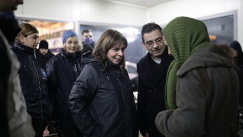 Φαγητό σε άστεγους στο λιμάνι του Πειραιά μοίρασε η Σακελλαροπούλου  